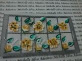 FLORES DE CARGA DUPLA BEJE COM BRANCO